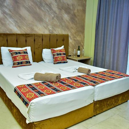 Te Bujtina Hotel- Cozy Stay With Traditional Breakfast Near Beach Голем Екстериор снимка