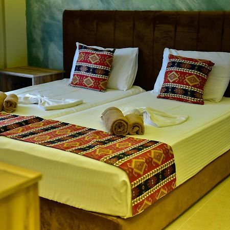 Te Bujtina Hotel- Cozy Stay With Traditional Breakfast Near Beach Голем Екстериор снимка