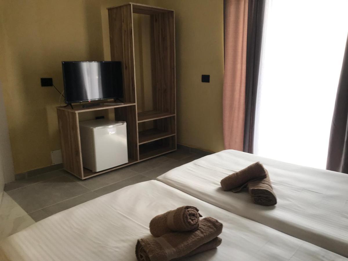 Te Bujtina Hotel- Cozy Stay With Traditional Breakfast Near Beach Голем Екстериор снимка