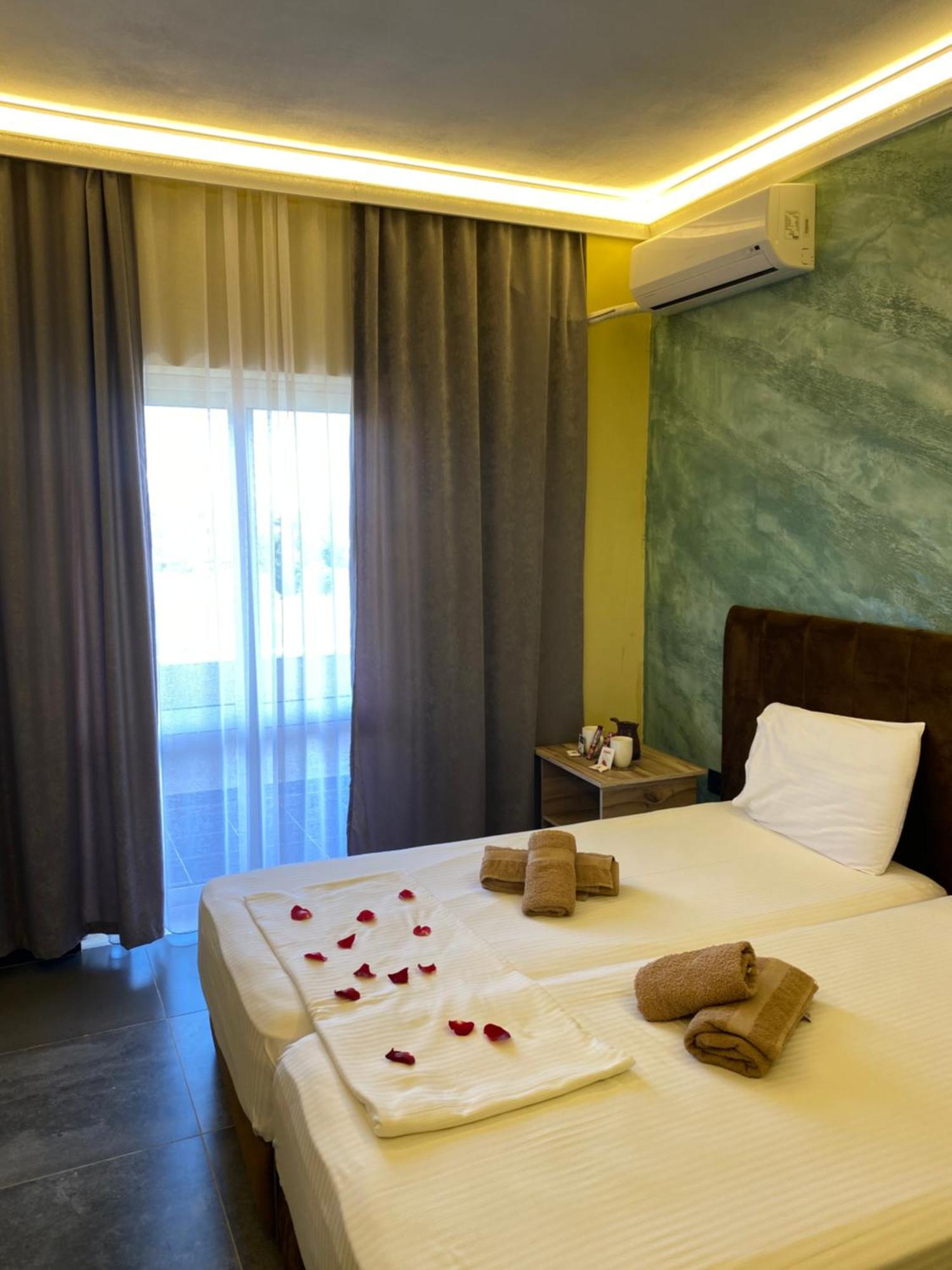 Te Bujtina Hotel- Cozy Stay With Traditional Breakfast Near Beach Голем Екстериор снимка