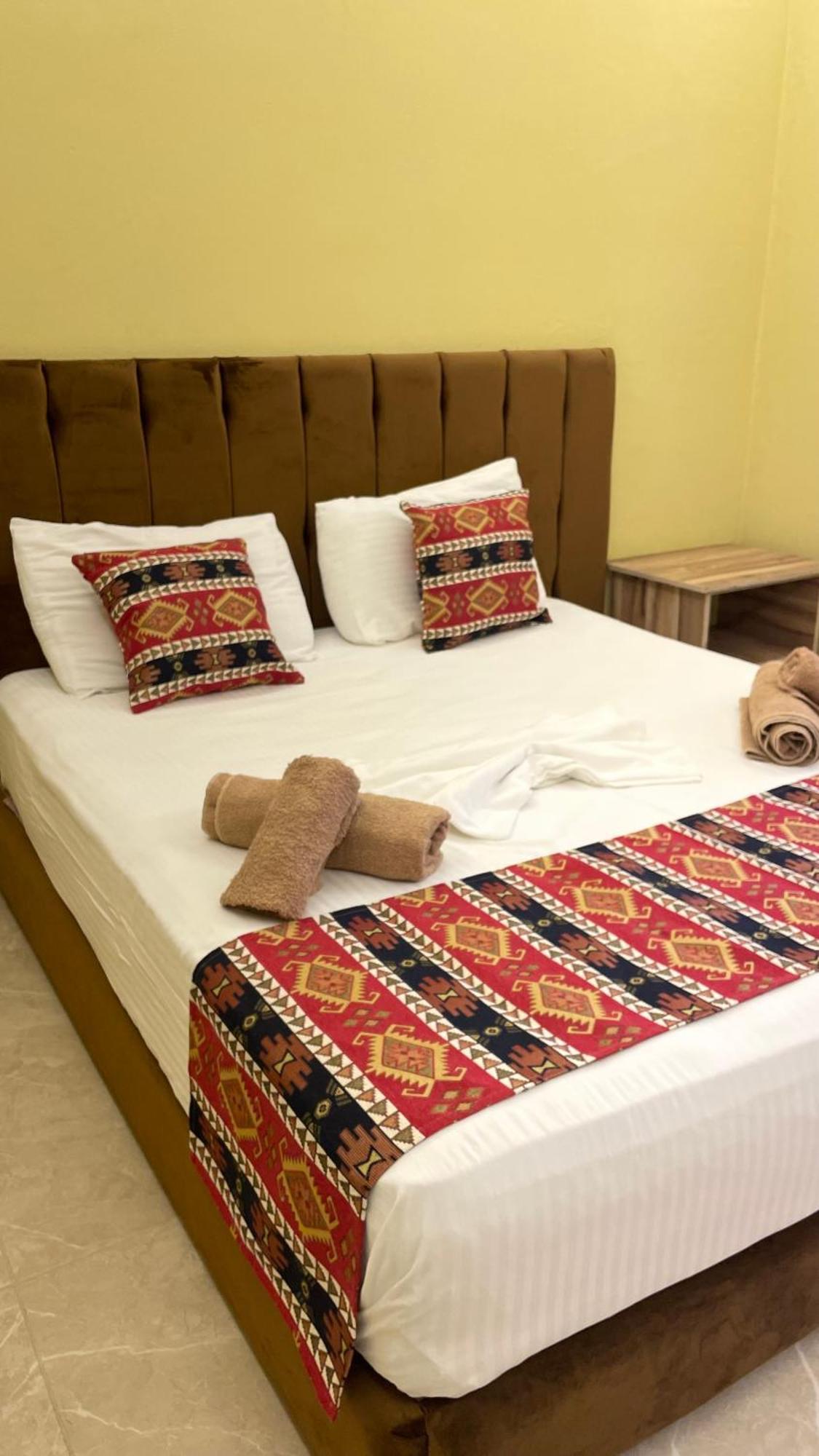 Te Bujtina Hotel- Cozy Stay With Traditional Breakfast Near Beach Голем Екстериор снимка