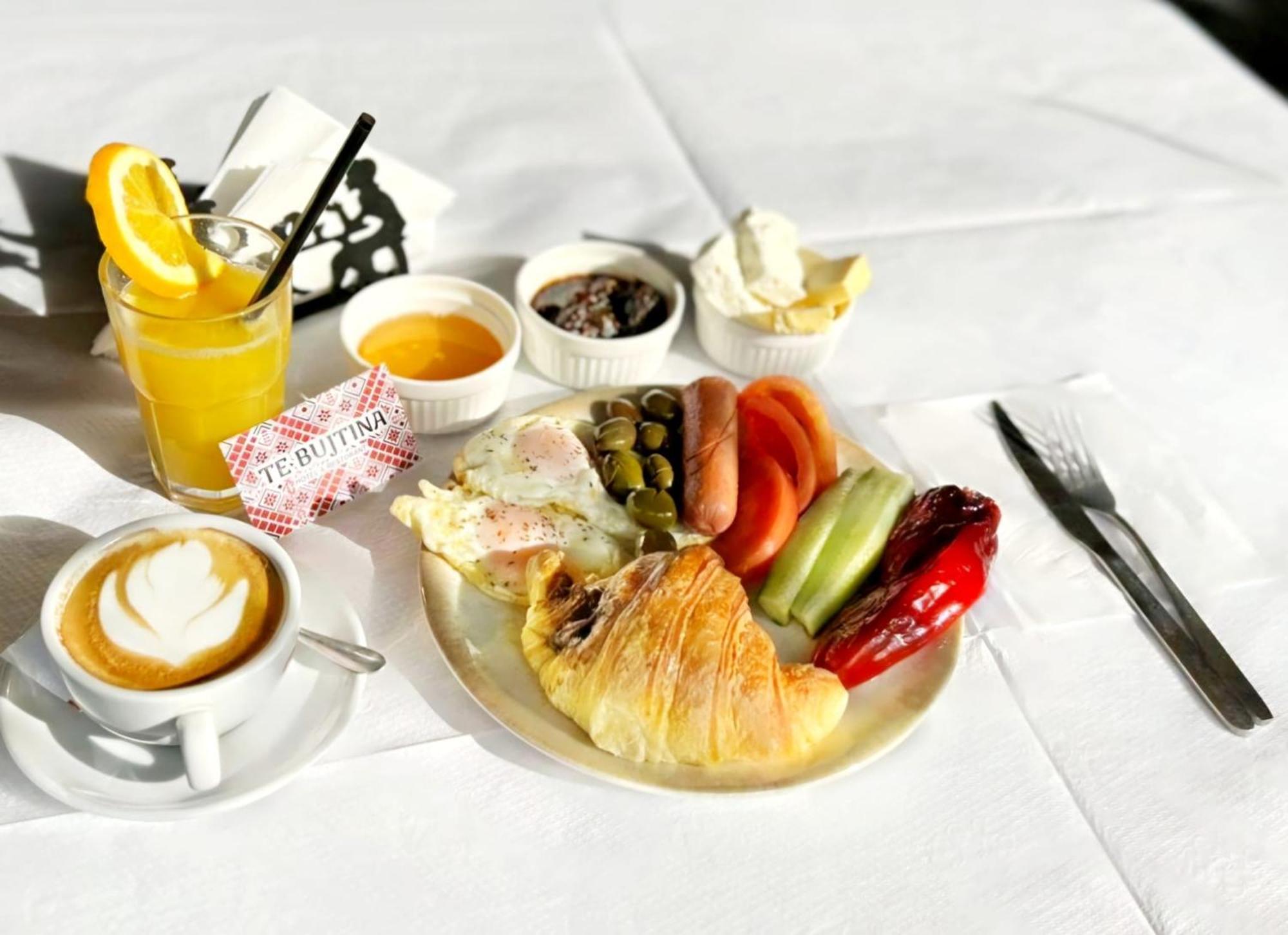 Te Bujtina Hotel- Cozy Stay With Traditional Breakfast Near Beach Голем Екстериор снимка