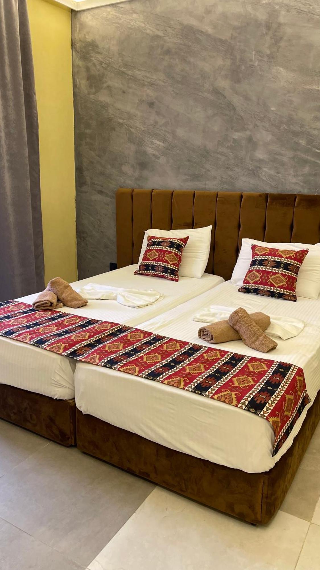 Te Bujtina Hotel- Cozy Stay With Traditional Breakfast Near Beach Голем Екстериор снимка