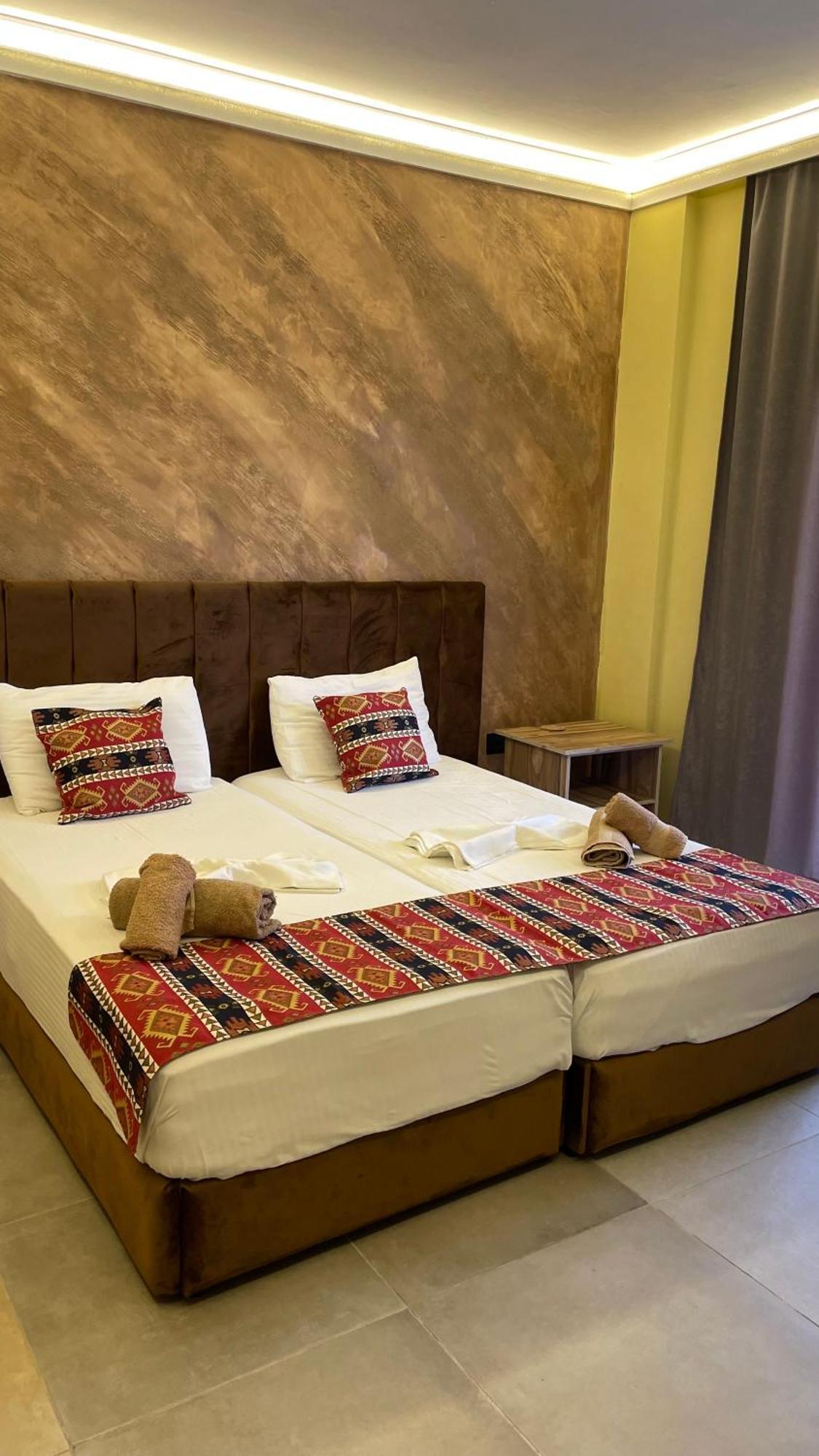 Te Bujtina Hotel- Cozy Stay With Traditional Breakfast Near Beach Голем Екстериор снимка