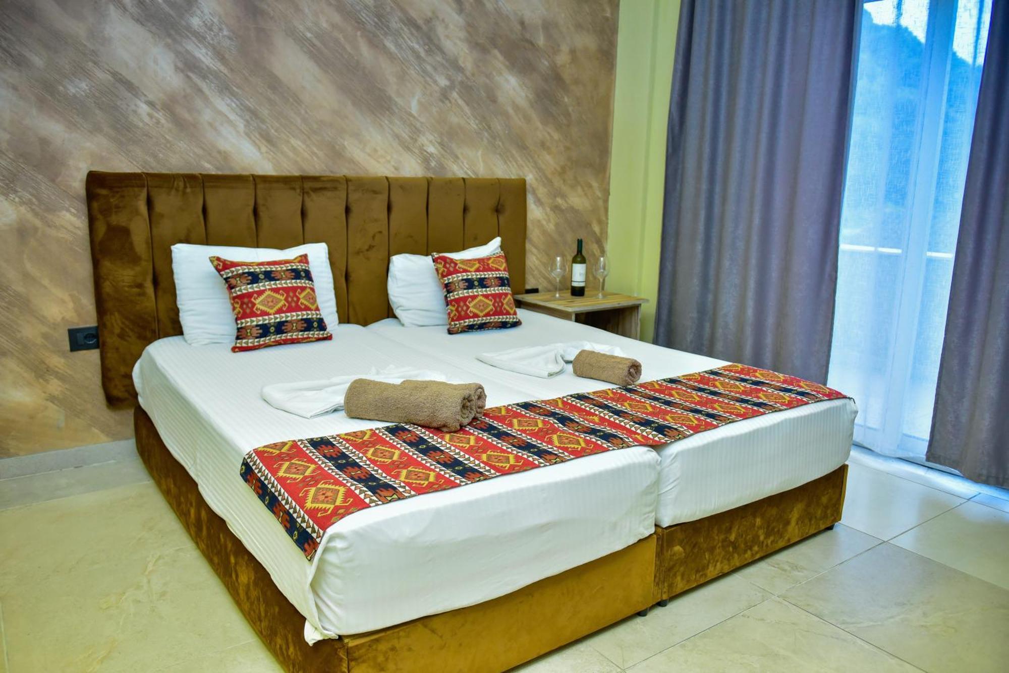 Te Bujtina Hotel- Cozy Stay With Traditional Breakfast Near Beach Голем Екстериор снимка