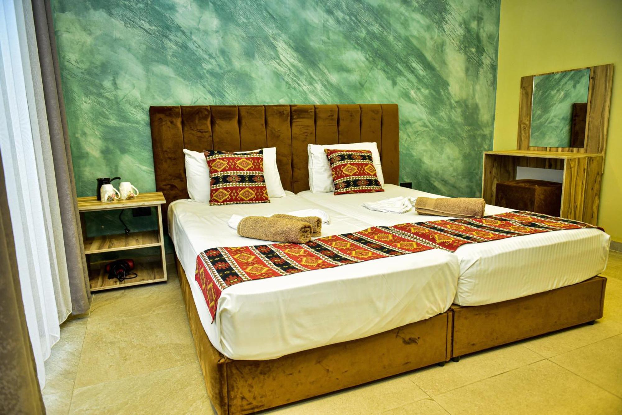 Te Bujtina Hotel- Cozy Stay With Traditional Breakfast Near Beach Голем Екстериор снимка