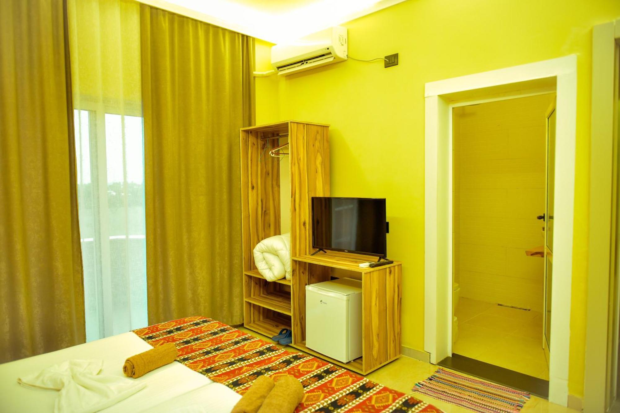 Te Bujtina Hotel- Cozy Stay With Traditional Breakfast Near Beach Голем Екстериор снимка
