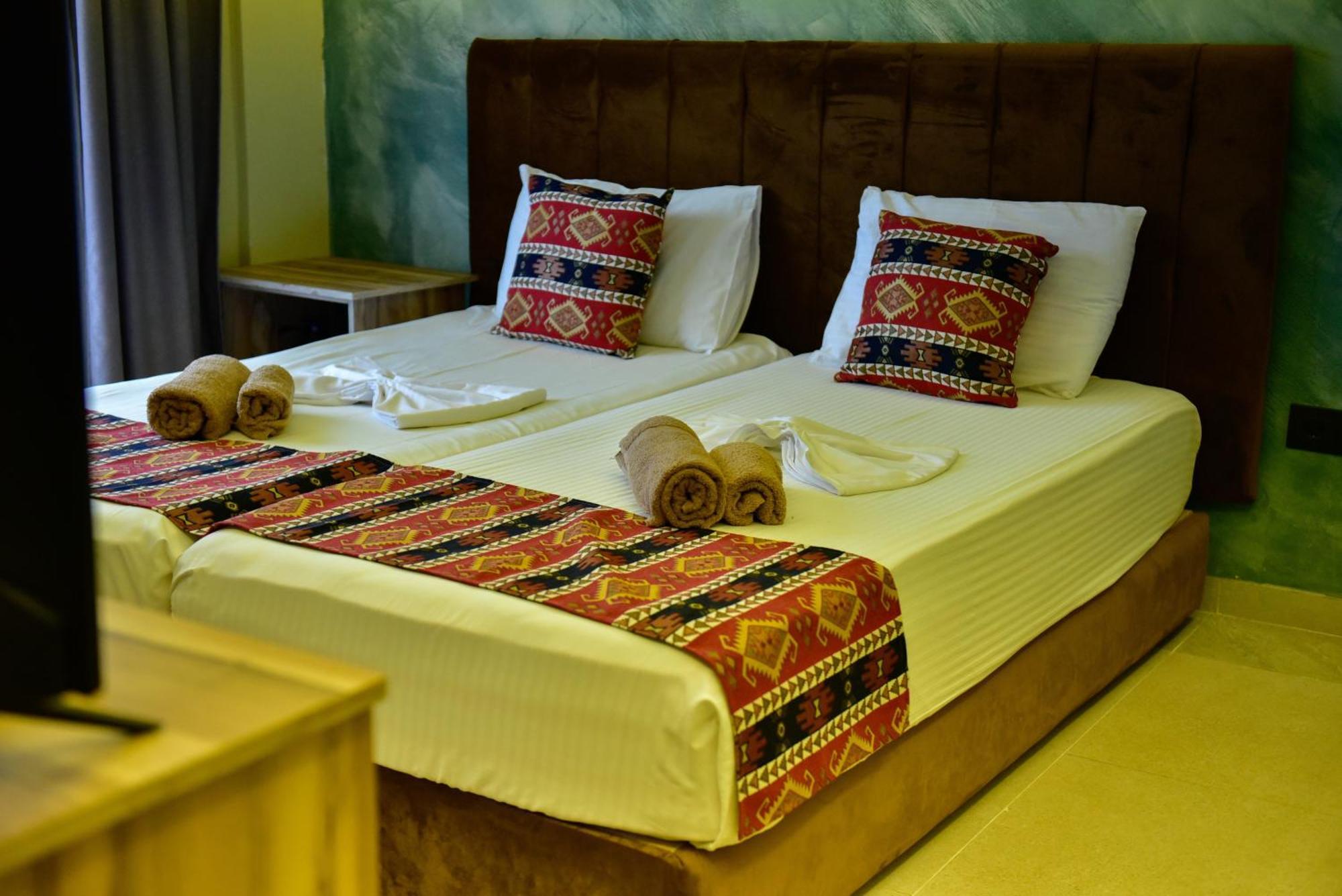 Te Bujtina Hotel- Cozy Stay With Traditional Breakfast Near Beach Голем Екстериор снимка