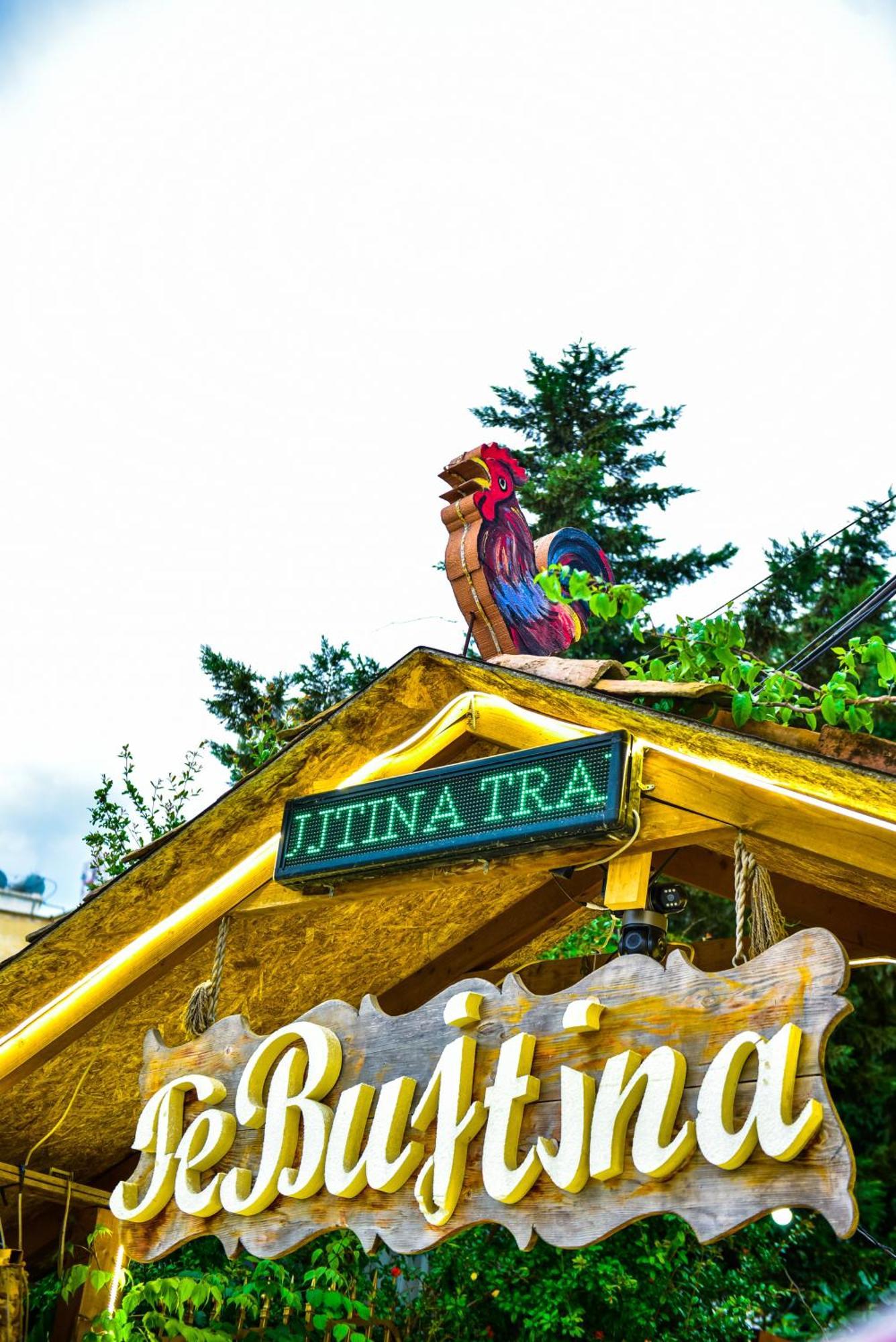 Te Bujtina Hotel- Cozy Stay With Traditional Breakfast Near Beach Голем Екстериор снимка